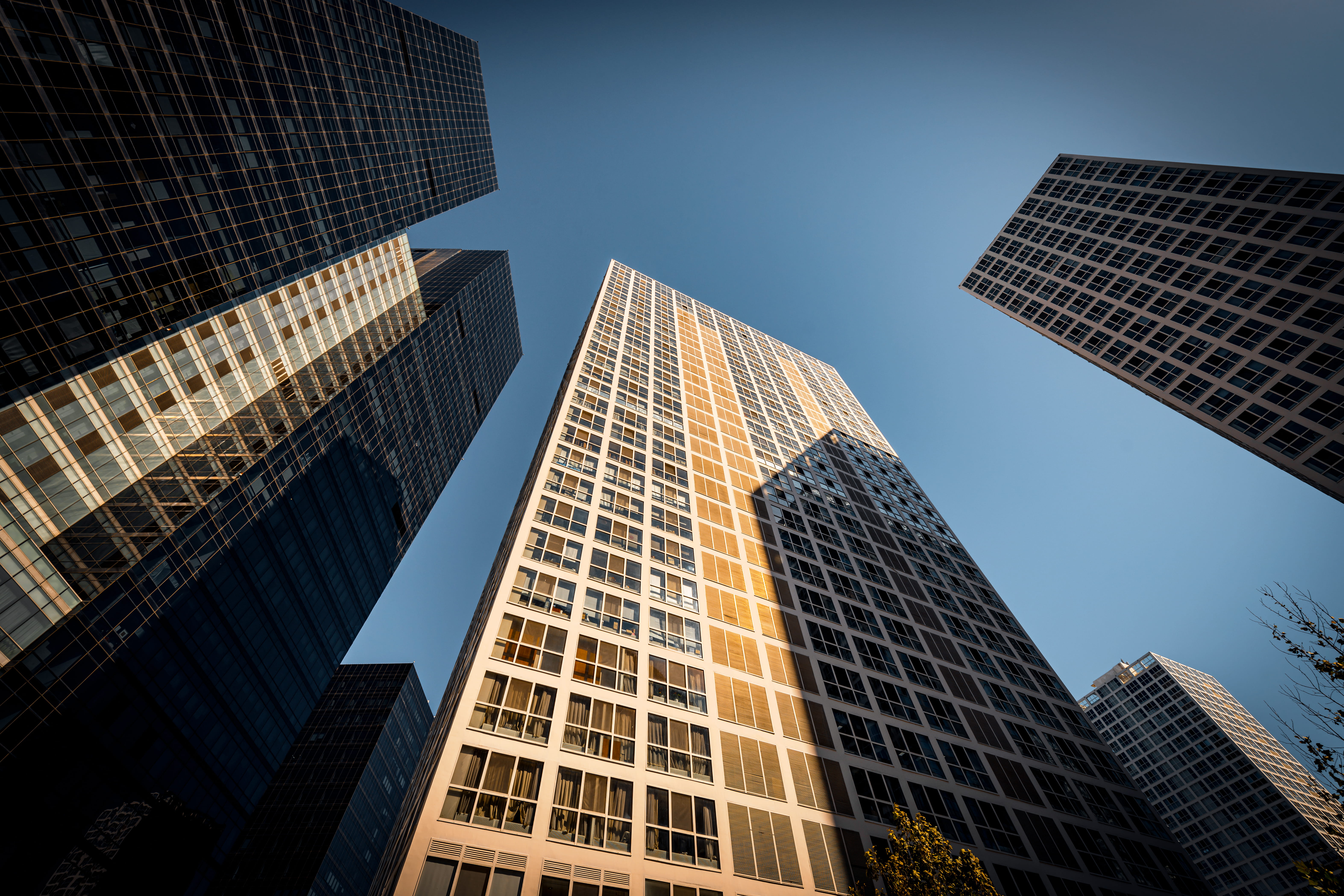 Edificio residencial — perspectiva urbana